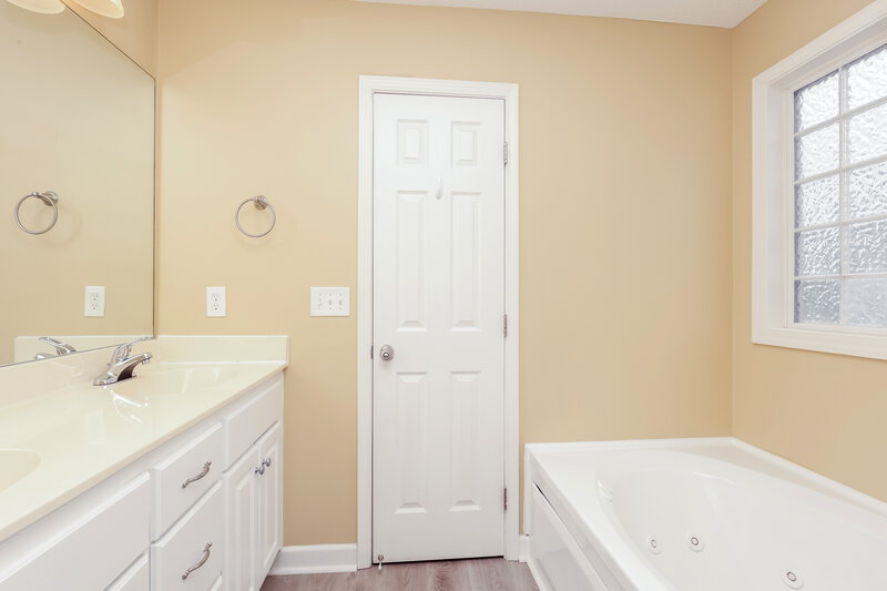 2,240/Mo, 119 Howard Woody Dr La Vergne, TN 37086 Main Bathroom View 2