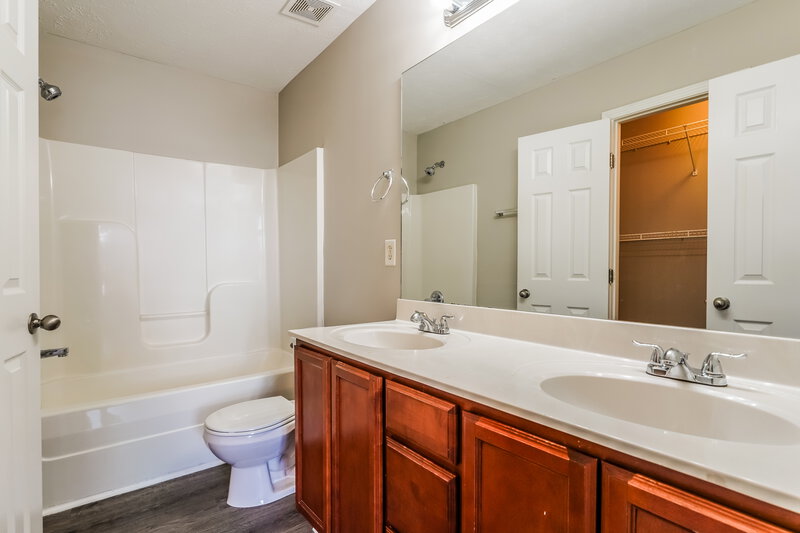 1,570/Mo, 8033 Logan Dr La Vergne, TN 37086 Main Bathroom View