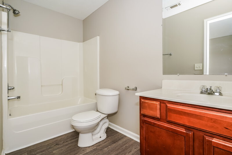1,570/Mo, 8033 Logan Dr La Vergne, TN 37086 Bathroom View