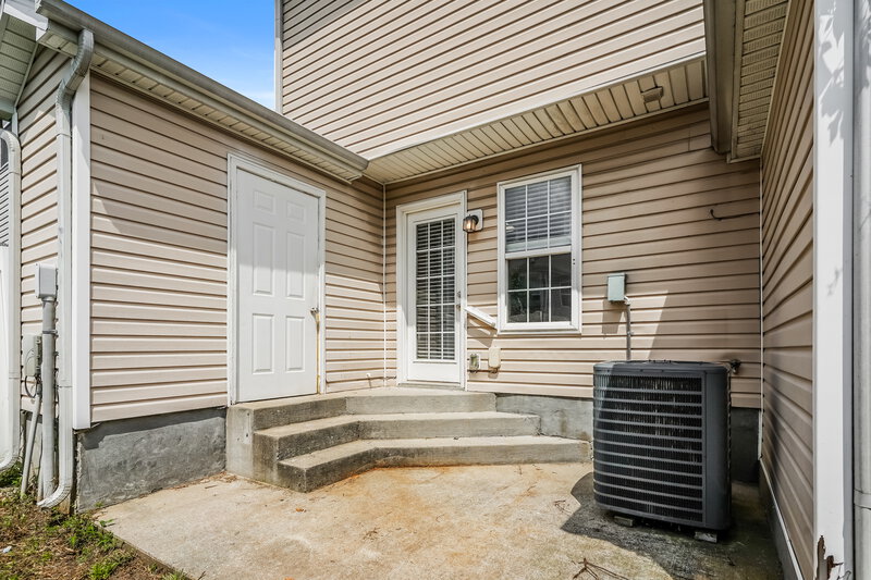 1,570/Mo, 8033 Logan Dr La Vergne, TN 37086 Rear View