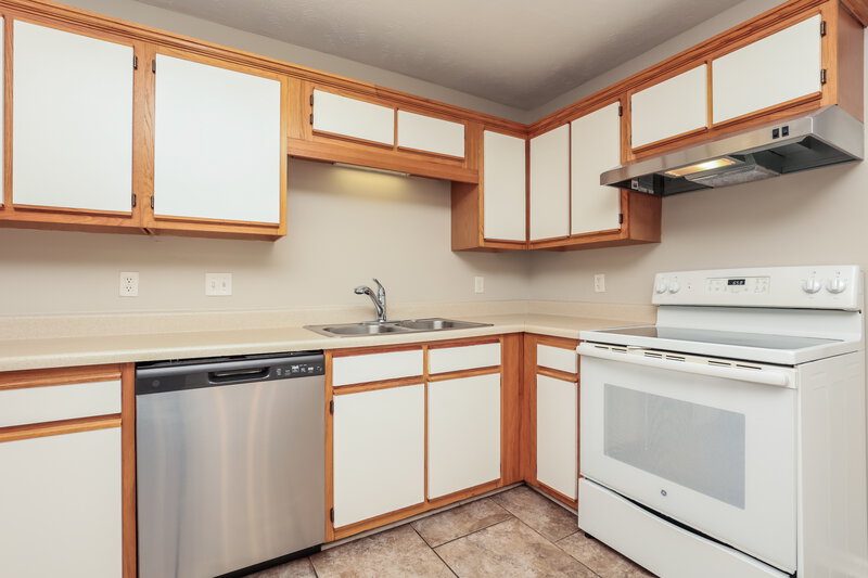 1,630/Mo, 4080 Nir Shreibman Blvd Apt 7 La Vergne, TN 37086 Kitchen View 2