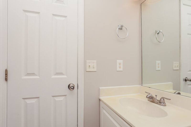 1,630/Mo, 4080 Nir Shreibman Blvd Apt 7 La Vergne, TN 37086 Bathroom View