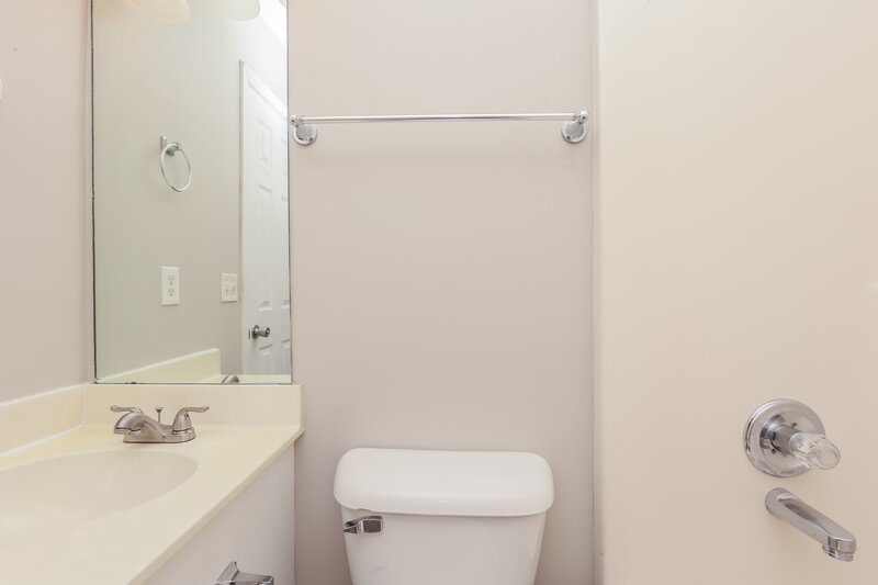 1,630/Mo, 4080 Nir Shreibman Blvd Apt 7 La Vergne, TN 37086 Bathroom View 3