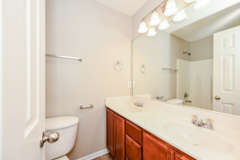 1,835/Mo, 8021 Logan Dr La Vergne, TN 37086 Main Bathroom View
