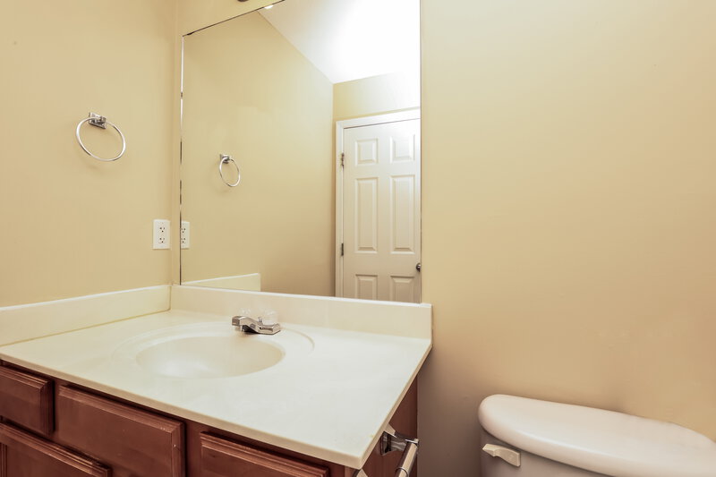 2,240/Mo, 8026 Logan Dr La Vergne, TN 37086 Bathroom View