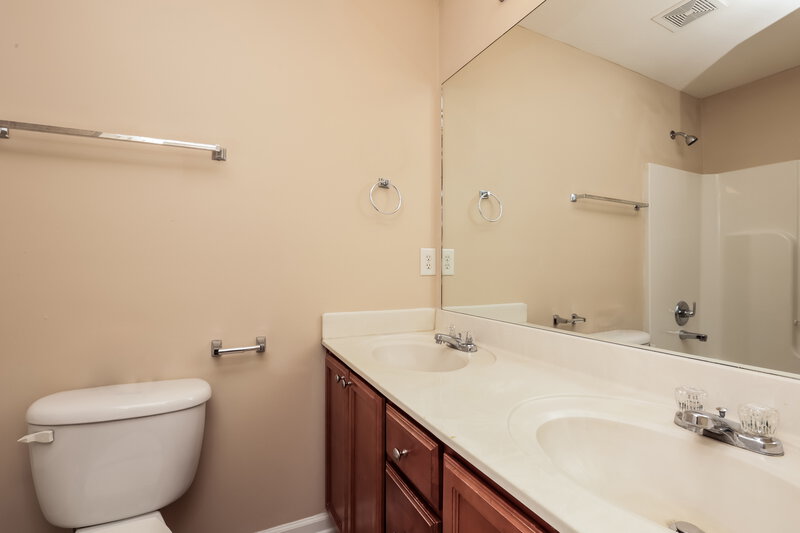 2,240/Mo, 8026 Logan Dr La Vergne, TN 37086 Bathroom View 3