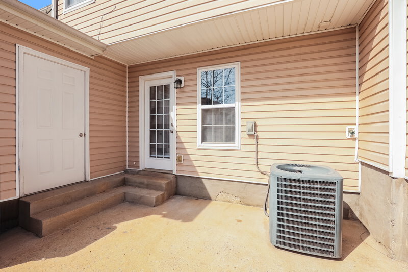 2,240/Mo, 8026 Logan Dr La Vergne, TN 37086 Rear View