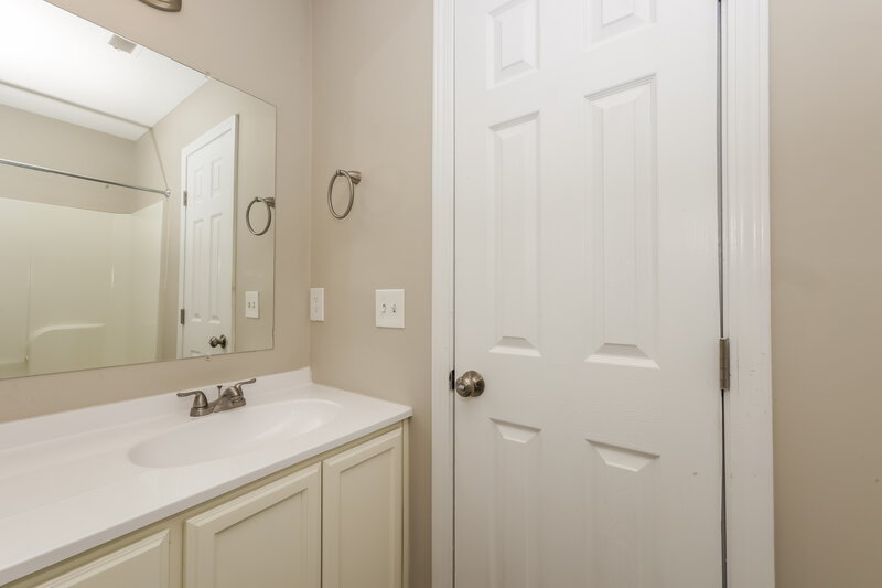 1,610/Mo, 8030 Logan Dr La Vergne, TN 37086 Main Bathroom View