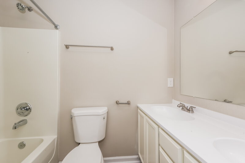 1,610/Mo, 8030 Logan Dr La Vergne, TN 37086 Bathroom View 2