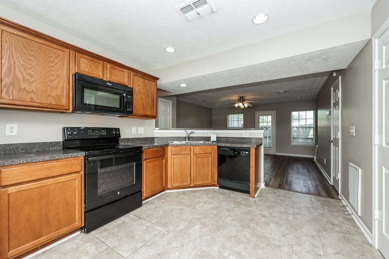 1,900/Mo, 4060 George Buchanan Dr La Vergne, TN 37086 Kitchen View 2