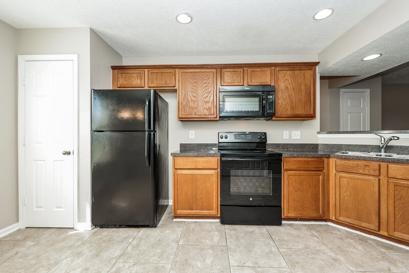 1,900/Mo, 4060 George Buchanan Dr La Vergne, TN 37086 Kitchen View 3