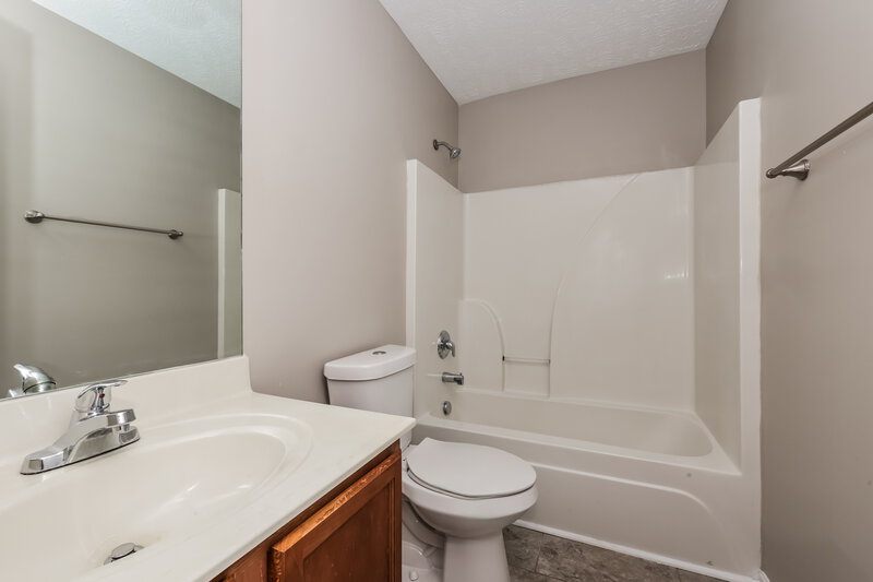 1,900/Mo, 4060 George Buchanan Dr La Vergne, TN 37086 Main Bathroom View
