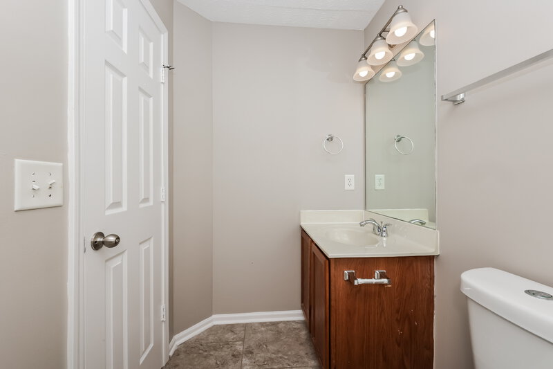 1,900/Mo, 4060 George Buchanan Dr La Vergne, TN 37086 Bathroom View