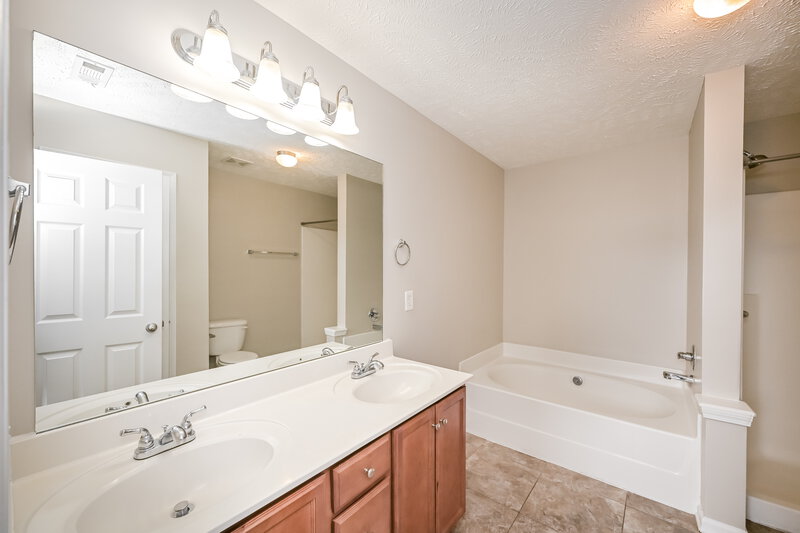 1,735/Mo, 104 David Bolin Dr La Vergne, TN 37086 Main Bathroom View