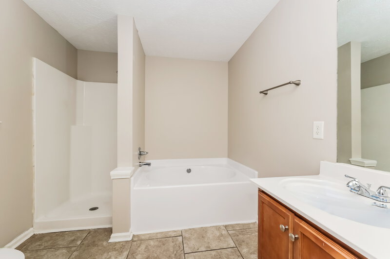 2,040/Mo, 118 David Bolin Dr La Vergne, TN 37086 Main Bathroom View