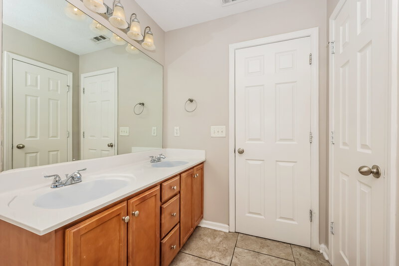 2,040/Mo, 118 David Bolin Dr La Vergne, TN 37086 Main Bathroom View 2