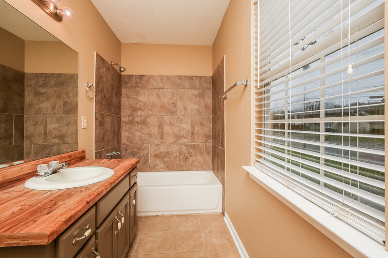 3,950/Mo, 165 Bill Stewart Blvd La Vergne, TN 37086 Main Bathroom View