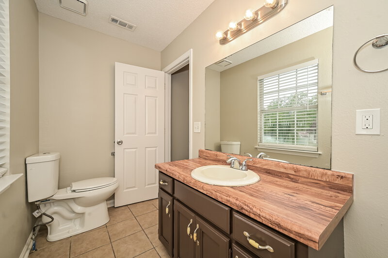 2,125/Mo, 165 Bill Stewart Blvd La Vergne, TN 37086 Main Bathroom View