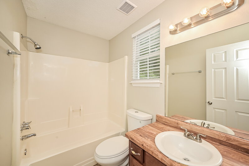 2,125/Mo, 165 Bill Stewart Blvd La Vergne, TN 37086 Bathroom View