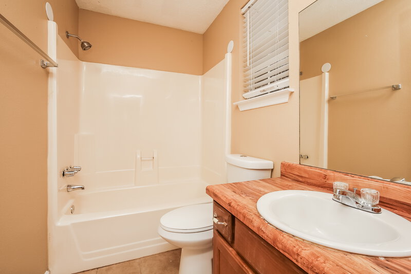 3,950/Mo, 165 Bill Stewart Blvd La Vergne, TN 37086 Bathroom View