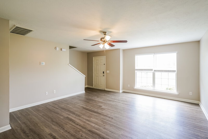 1,830/Mo, 1313 E Nir Shreibman Blvd La Vergne, TN 37086 Living Room View 2