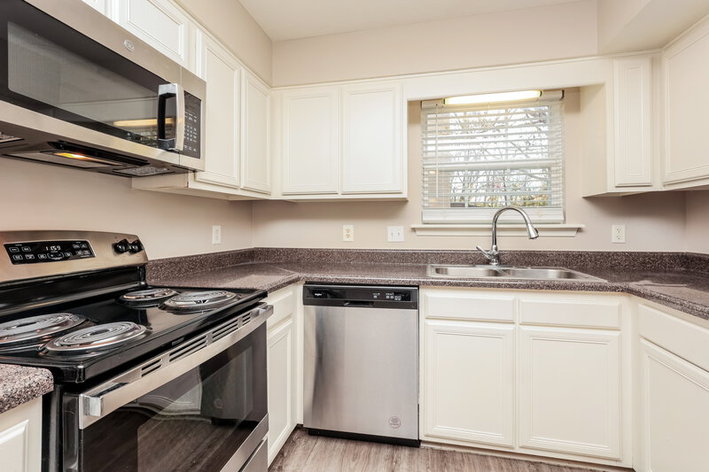1,920/Mo, 1313 E Nir Shreibman Blvd La Vergne, TN 37086 Kitchen View 2