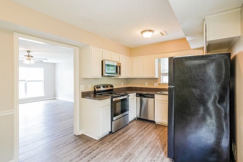 1,830/Mo, 1313 E Nir Shreibman Blvd La Vergne, TN 37086 Kitchen View 2