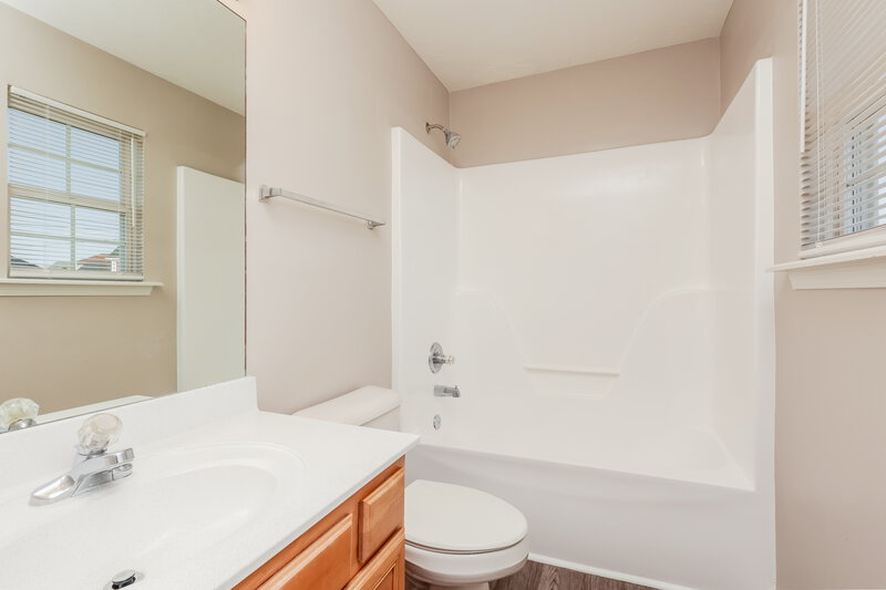 1,920/Mo, 1313 E Nir Shreibman Blvd La Vergne, TN 37086 Main Bathroom View