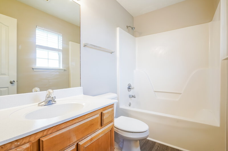 1,830/Mo, 1313 E Nir Shreibman Blvd La Vergne, TN 37086 Main Bathroom View