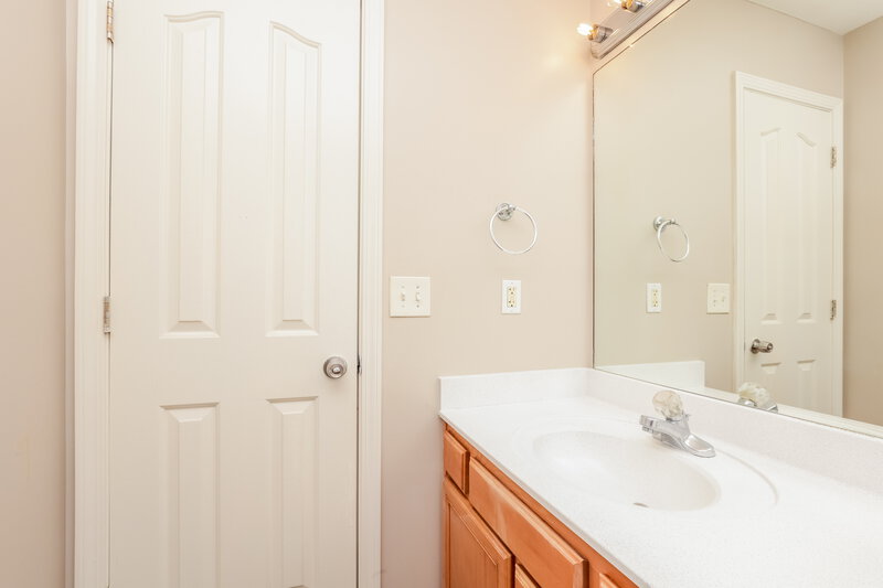 1,920/Mo, 1313 E Nir Shreibman Blvd La Vergne, TN 37086 Bathroom View 2