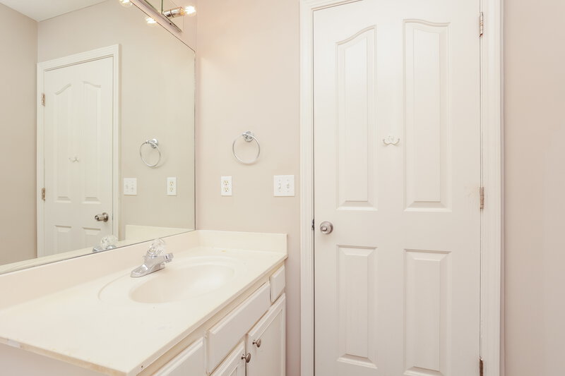 1,920/Mo, 1313 E Nir Shreibman Blvd La Vergne, TN 37086 Bathroom View 3