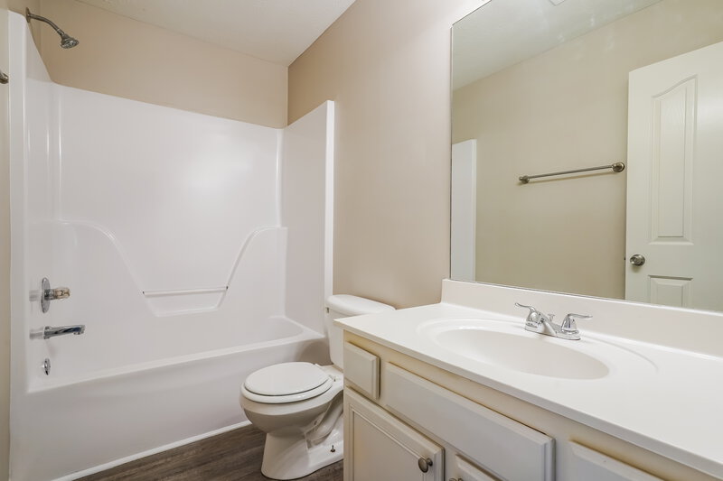 1,830/Mo, 1313 E Nir Shreibman Blvd La Vergne, TN 37086 Bathroom View