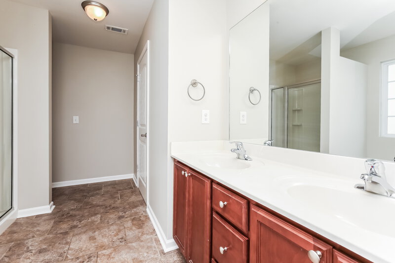 2,305/Mo, 209 Quiet Ln La Vergne, TN 37086 Main Bathroom View