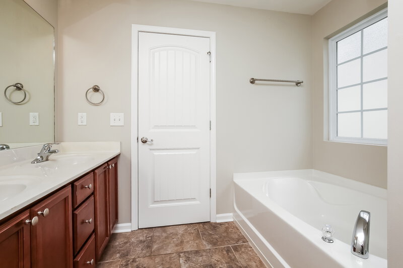 2,305/Mo, 209 Quiet Ln La Vergne, TN 37086 Main Bathroom View 2