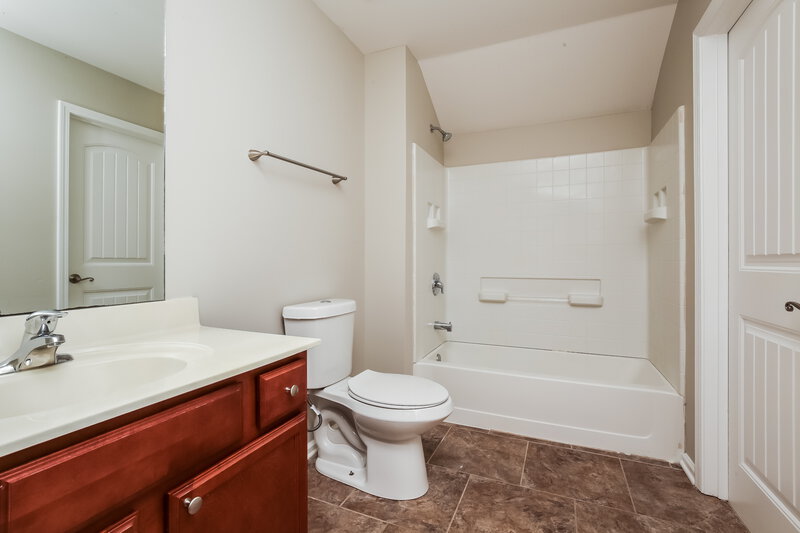 2,305/Mo, 209 Quiet Ln La Vergne, TN 37086 Bathroom View 3