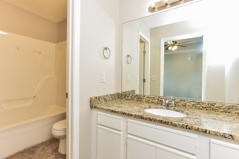 1,985/Mo, 1118 Benton Mason Dr La Vergne, TN 37086 Main Bathroom View