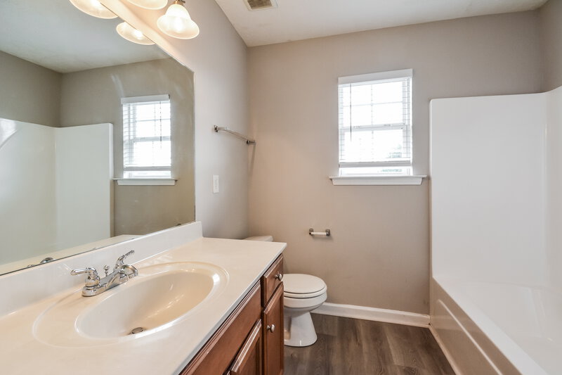 1,625/Mo, 1045 Tammy Sue Lane Lot 7612 La Vergne, TN 37086 Main Bathroom View