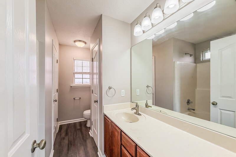 1,895/Mo, 927 Tom Hailey Blvd La Vergne, TN 37086 Main Bathroom View