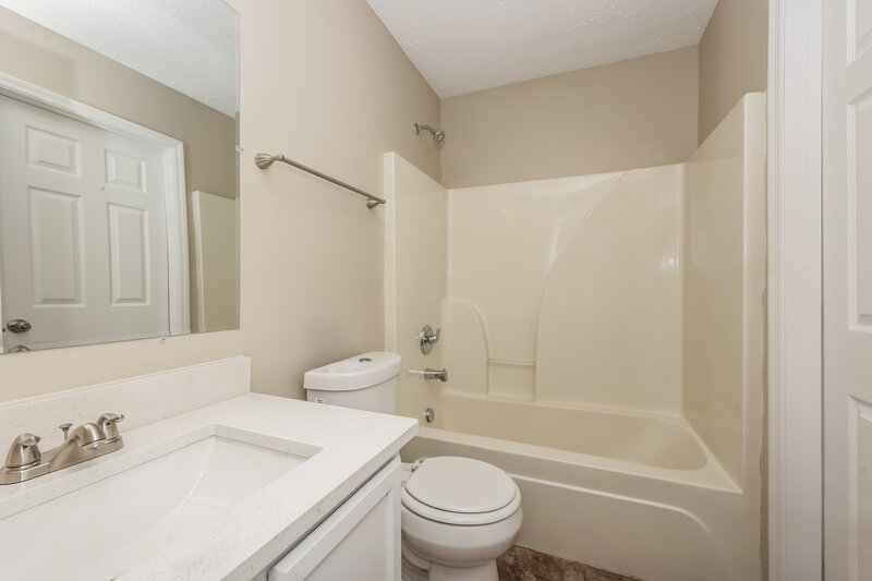 1,625/Mo, 179 Howard Woody Dr La Vergne, TN 37086 Main Bathroom View