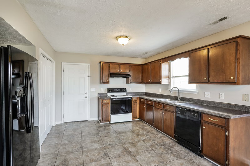 1,720/Mo, 1204 Smalls Ct La Vergne, TN 37086 Kitchen View