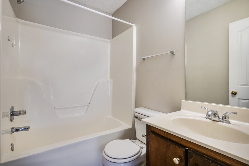 1,720/Mo, 1204 Smalls Ct La Vergne, TN 37086 Main Bathroom View