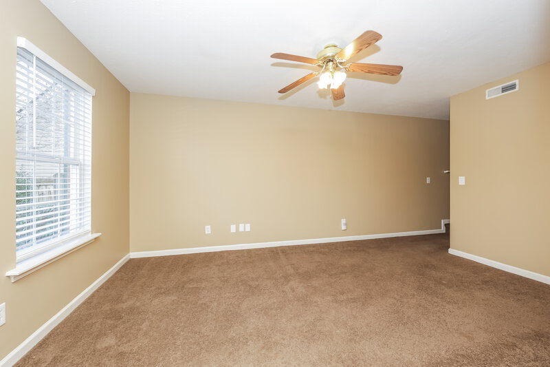 1,695/Mo, 1323 E Nir Shreibman Blvd La Vergne, TN 37086 Living Room View