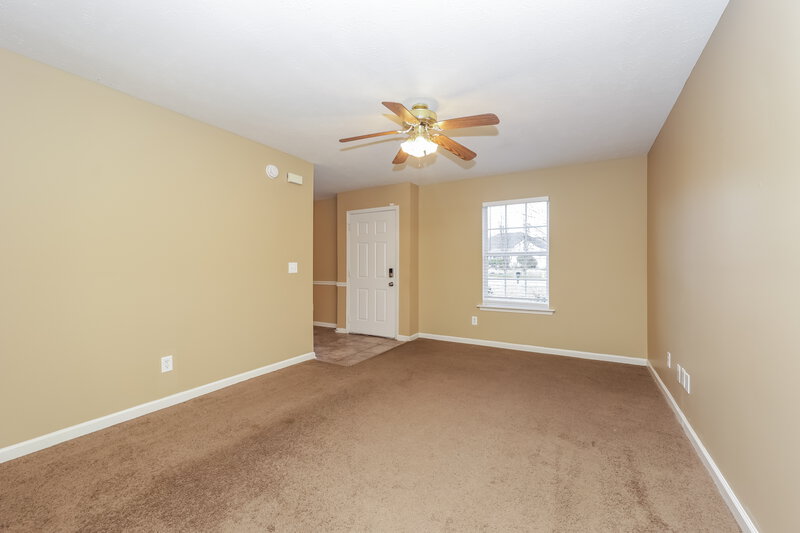 1,695/Mo, 1323 E Nir Shreibman Blvd La Vergne, TN 37086 Living Room View 2