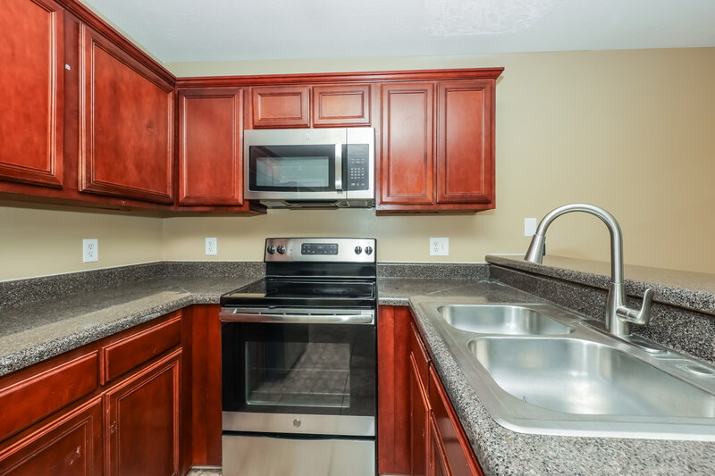 1,695/Mo, 1323 E Nir Shreibman Blvd La Vergne, TN 37086 Kitchen View 2