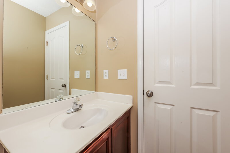 1,695/Mo, 1323 E Nir Shreibman Blvd La Vergne, TN 37086 Main Bathroom View 2