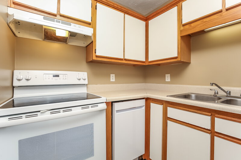 1,565/Mo, 4080 Nir Shreibman Blvd Apt 13 La Vergne, TN 37086 Kitchen View 3