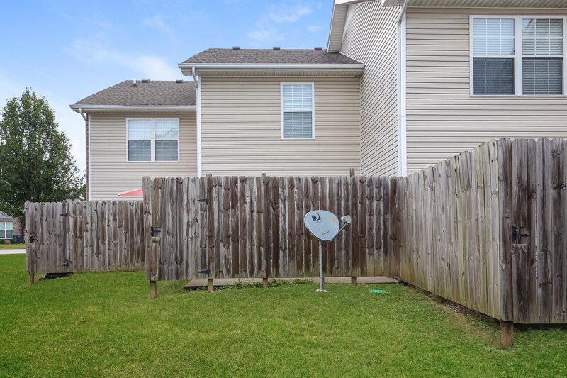 1,565/Mo, 4080 Nir Shreibman Blvd Apt 13 La Vergne, TN 37086 Rear View 3