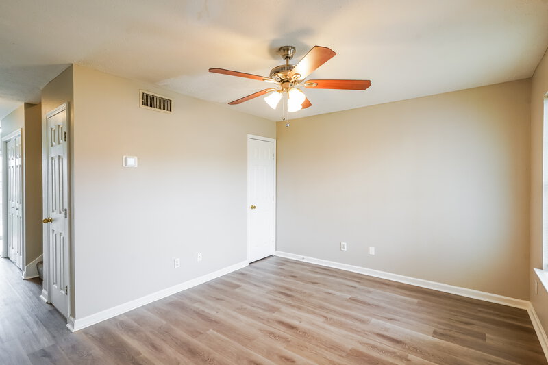 1,450/Mo, 4080 Nir Shreibman Blvd Apt 4 La Vergne, TN 37086 Living Room View 2
