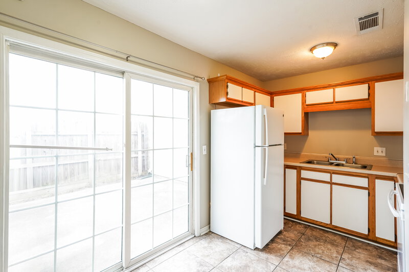 1,450/Mo, 4080 Nir Shreibman Blvd Apt 4 La Vergne, TN 37086 Kitchen View 2