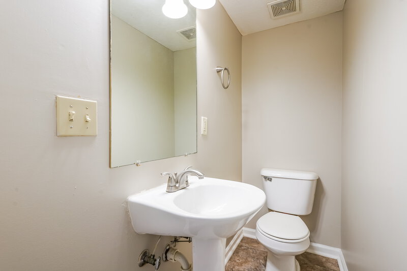 1,450/Mo, 4080 Nir Shreibman Blvd Apt 4 La Vergne, TN 37086 Bathroom View 2